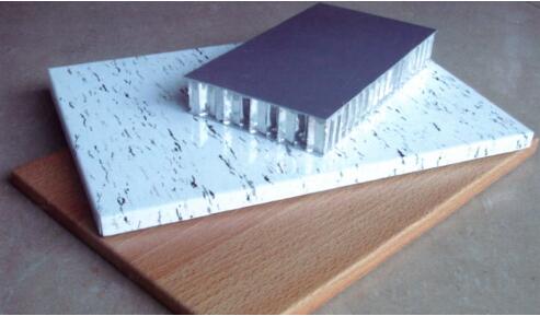 鋁蜂窩板的優(yōu)點(diǎn)